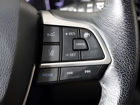 Used 2022 Toyota Sienna XLE image 28