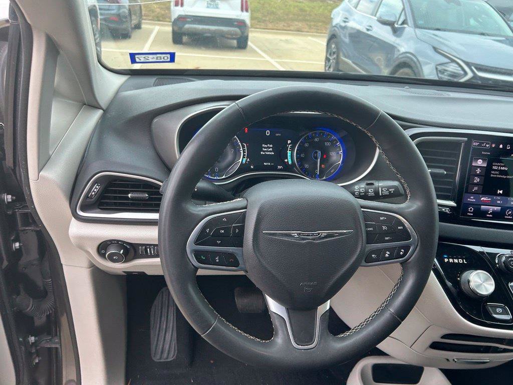 Used 2022 Chrysler Pacifica Touring-L FWD image 12