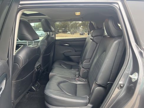 Used 2023 Toyota Highlander XLE image 11