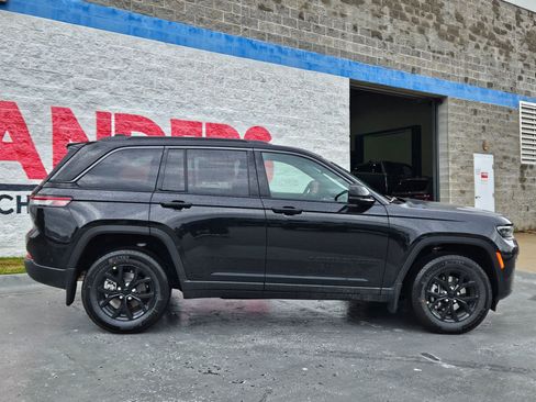 New 2026 Jeep Grand Cherokee Altitude image 8