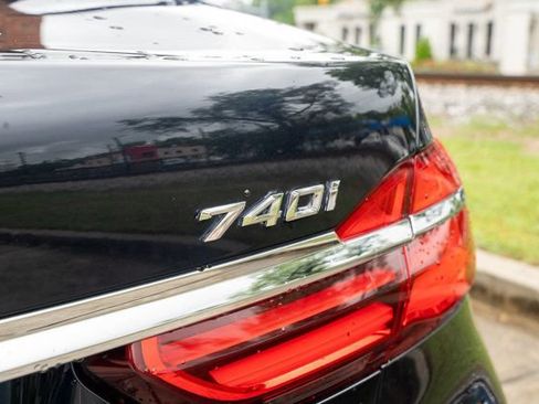 Used 2019 BMW 740i w/ Executive Package RWD image 9