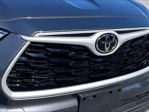 Used 2022 Toyota Highlander XLE AWD/4WD image 37