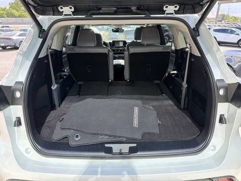 Used 2022 Toyota Highlander XLE AWD/4WD image 30