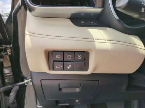 Used 2023 Toyota Highlander Limited FWD image 27