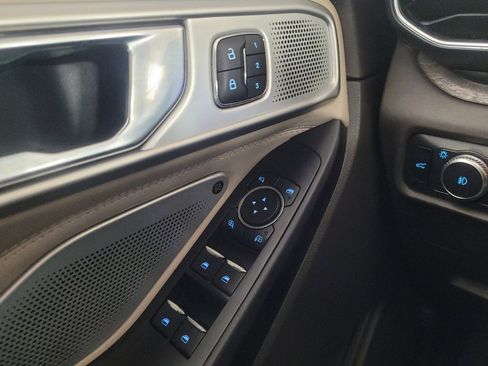 Used 2020 Ford Explorer Platinum w/ Premium Technology Package image 27