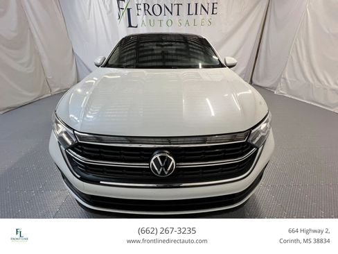 Used 2023 Volkswagen Jetta SE FWD image 2