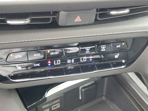 Certified 2021 Buick Envision Essence w/ Technology Package I image 33