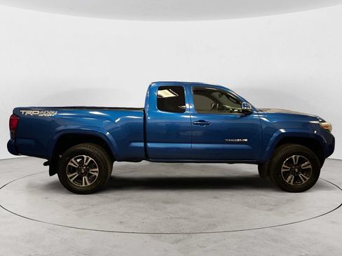 Used 2017 Toyota Tacoma TRD Sport w/ Tow Package AWD/4WD image 6