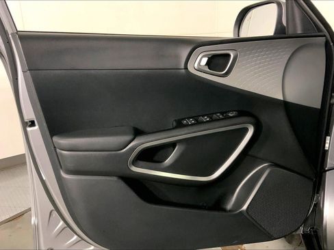 Certified 2025 Kia Soul LX w/ LX Technology Package image 24