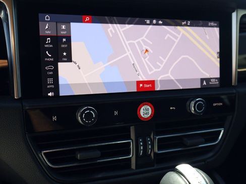 Certified 2024 Porsche Macan AWD/4WD image 18