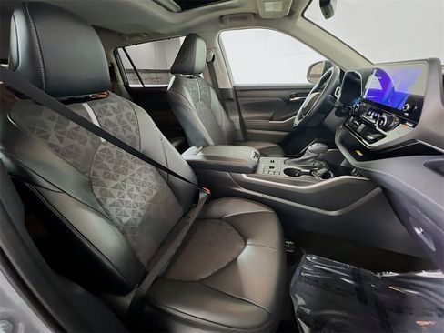 Certified 2024 Toyota Highlander XLE image 27