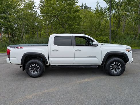 Used 2017 Toyota Tacoma 4x4 Double Cab image 2