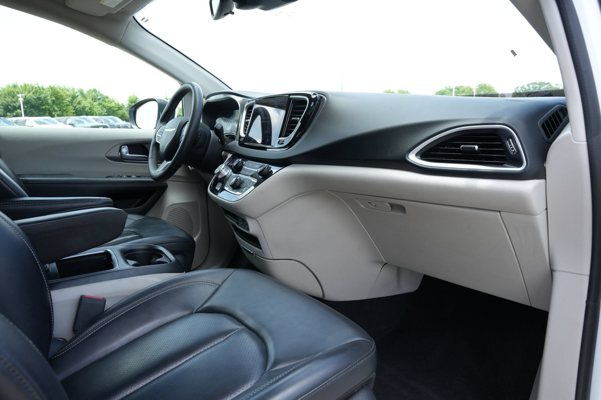 Used 2023 Chrysler Pacifica Touring-L FWD image 22