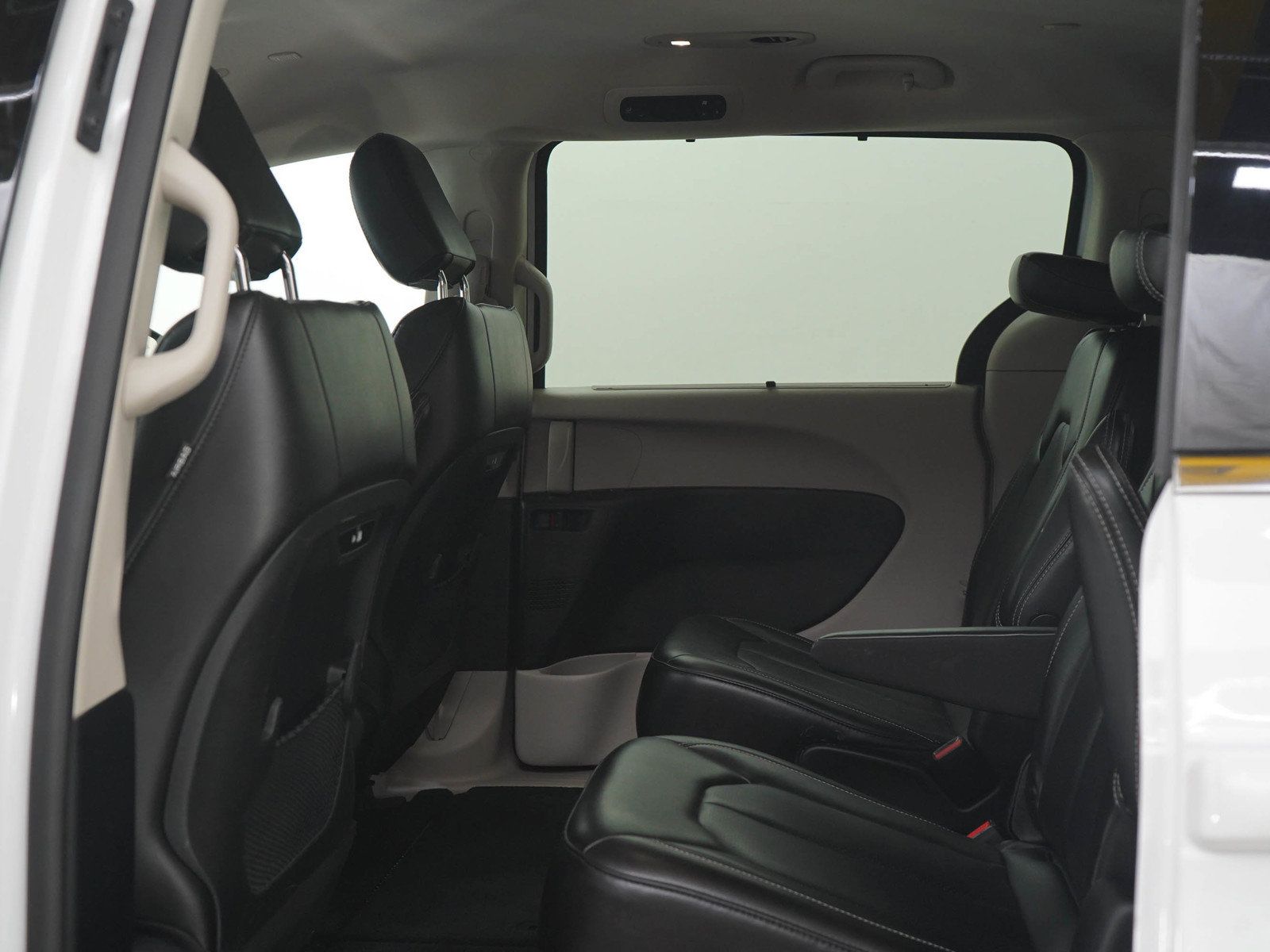 Used 2023 Chrysler Pacifica Touring-L FWD image 16