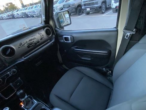 Used 2020 Jeep Gladiator Sport image 27