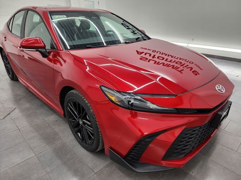 Used 2025 Toyota Camry SE image 2