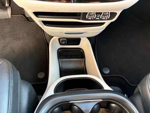 Used 2024 Chrysler Pacifica Touring-L image 19