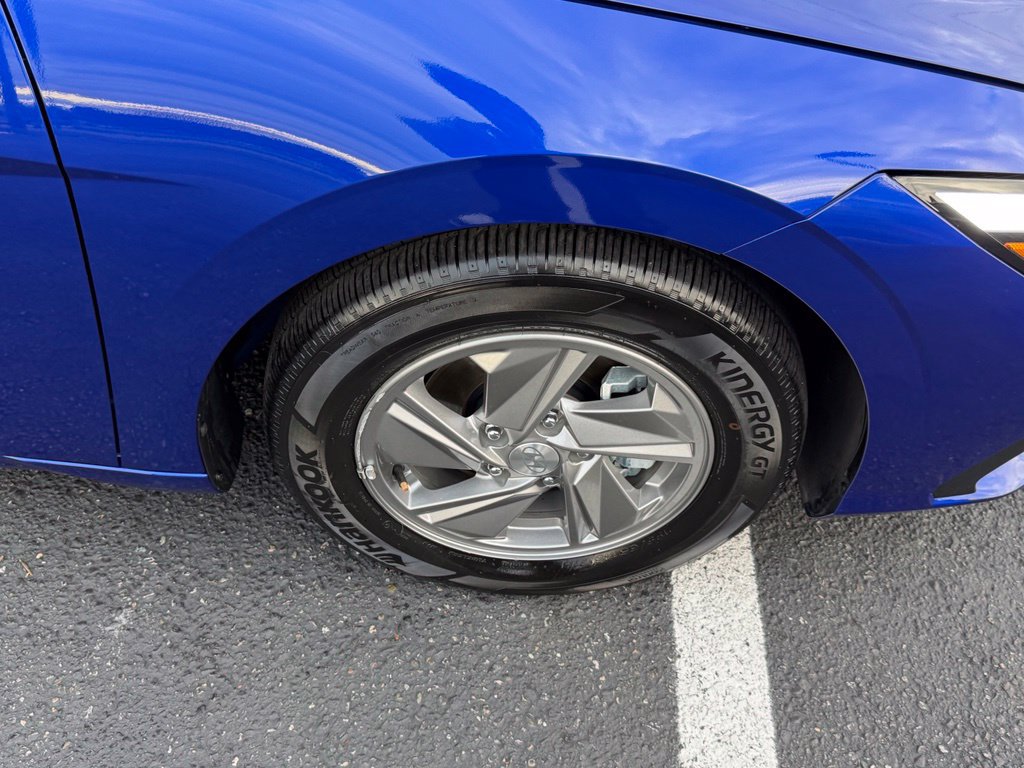 Used 2025 Hyundai Elantra SE FWD image 6