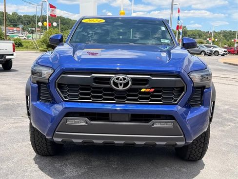 Used 2024 Toyota Tacoma TRD Off-Road AWD/4WD image 10