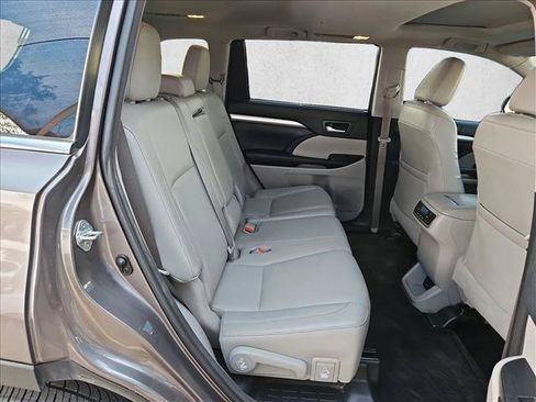Used 2016 Toyota Highlander XLE AWD/4WD image 27