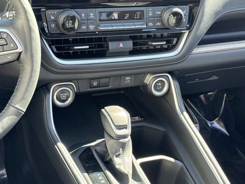 Used 2025 Toyota Grand Highlander AWD image 4