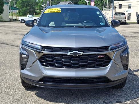 Used 2026 Chevrolet Trax RS w/ Sunroof Package FWD image 3