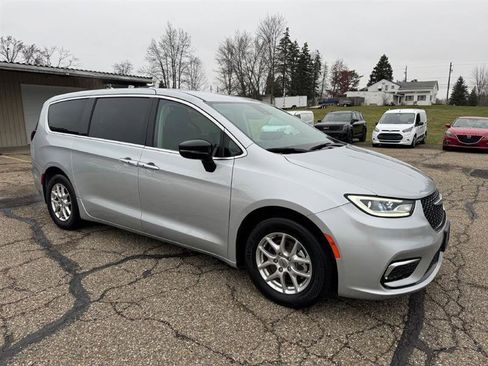 Used 2024 Chrysler Pacifica Touring-L FWD image 40
