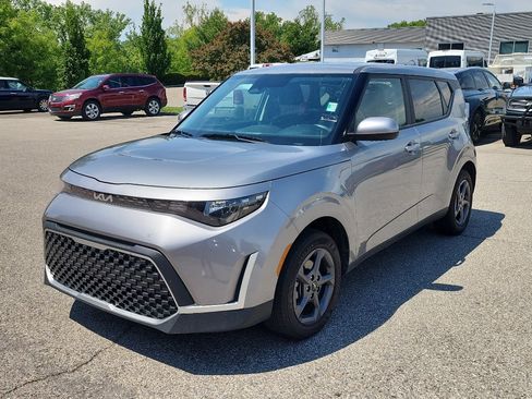 Used 2025 Kia Soul LX w/ LX Technology Package FWD image 3