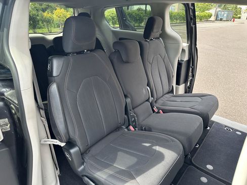 Used 2018 Chrysler Pacifica Touring Plus w/ Tire & Wheel Group FWD image 11