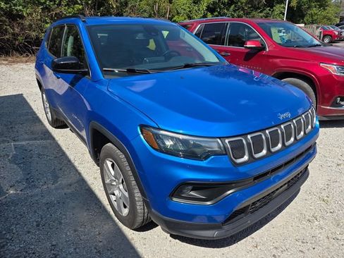 Used 2022 Jeep Compass Latitude w/ Convenience Group AWD/4WD image 3