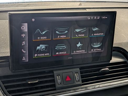 Used 2024 Audi Q5 e Premium w/ Convenience Package image 9