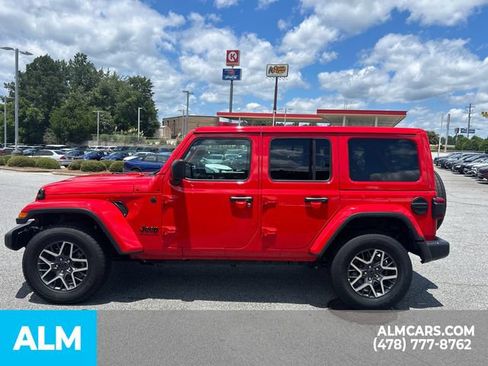 Used 2025 Jeep Wrangler Unlimited Sahara AWD/4WD image 9