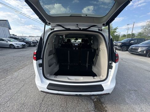Used 2024 Chrysler Pacifica Touring-L FWD image 18