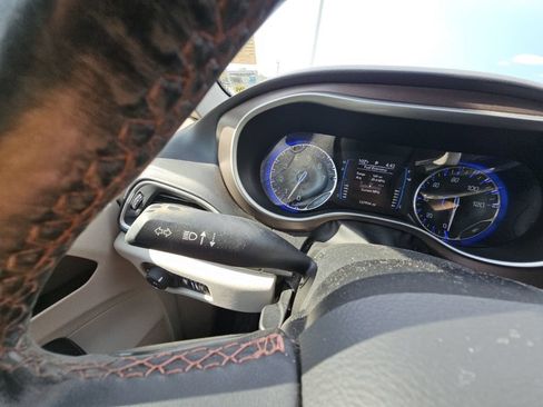 Used 2019 Chrysler Pacifica Touring-L FWD image 34