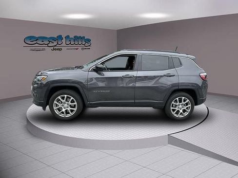Used 2024 Jeep Compass Latitude w/ Sun and Sound Group AWD/4WD image 11