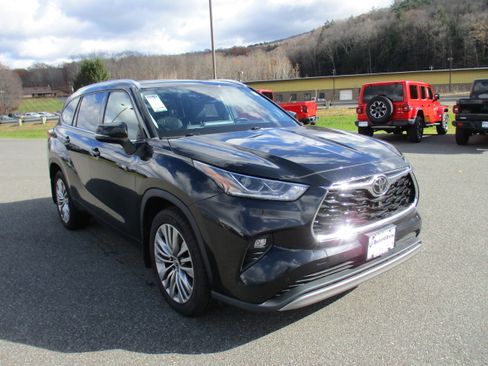 Used 2022 Toyota Highlander Platinum image 3