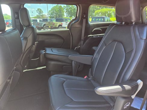 New 2026 Chrysler Pacifica Select FWD image 17
