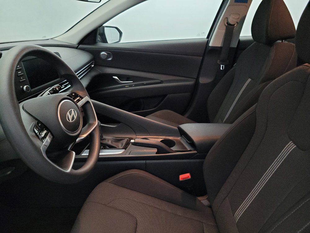 Used 2025 Hyundai Elantra SE FWD image 17