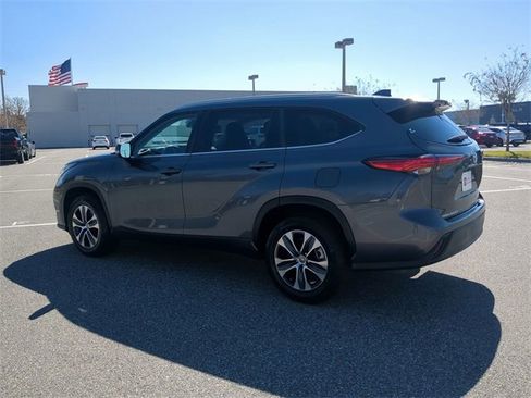 Certified 2023 Toyota Highlander XLE image 6