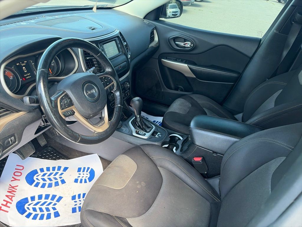 Used 2018 Jeep Cherokee Latitude w/ Altitude Package AWD/4WD image 16