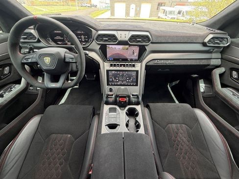Used 2024 Lamborghini Urus Performante AWD/4WD image 28
