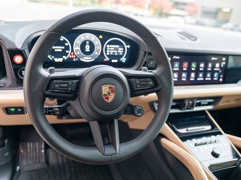 Used 2025 Porsche Cayenne image 14