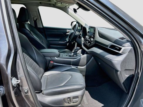 Used 2022 Toyota Highlander XLE FWD image 17