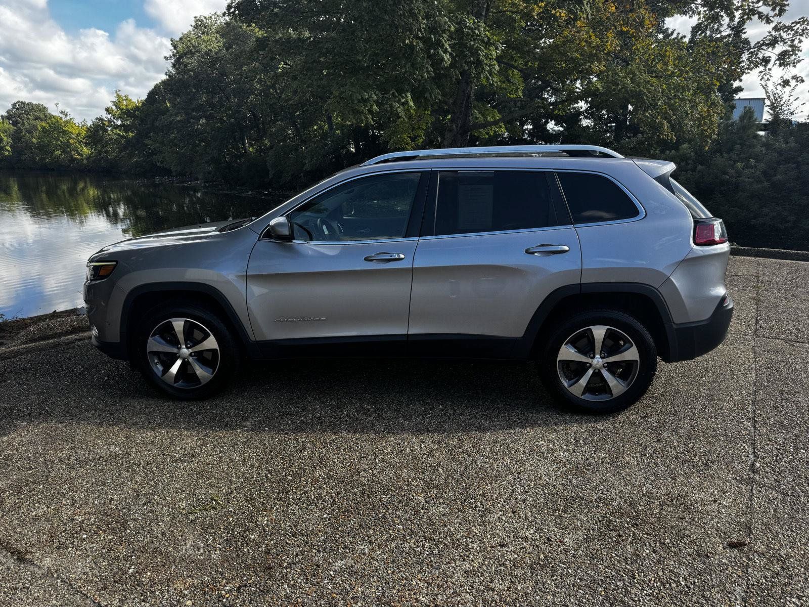 Used 2019 Jeep Cherokee Limited w/ Luxury Group AWD/4WD image 10