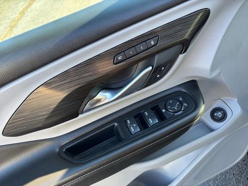 Used 2024 GMC Terrain SLT w/ Tech Package image 16