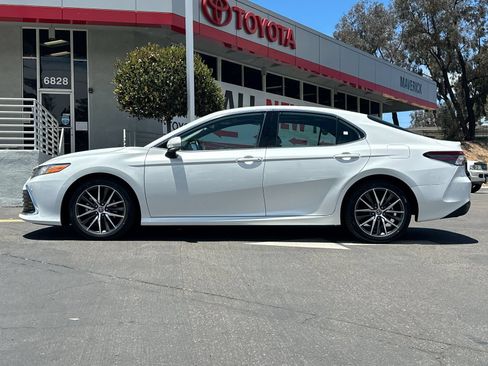 Used 2023 Toyota Camry XLE w/ Navigation Package FWD image 2