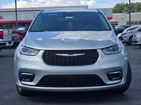 Used 2023 Chrysler Pacifica Touring-L FWD image 3