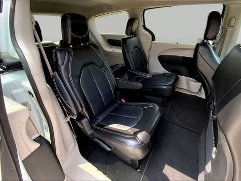 Used 2024 Chrysler Pacifica Touring-L FWD image 19