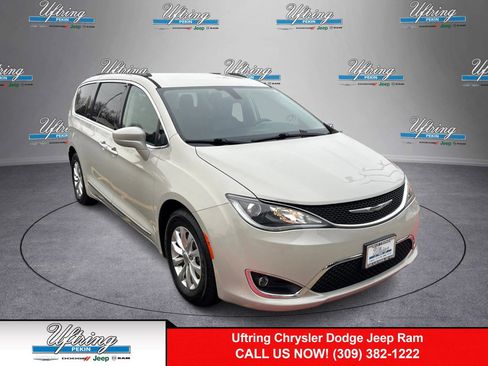 Used 2017 Chrysler Pacifica Touring-L image 1