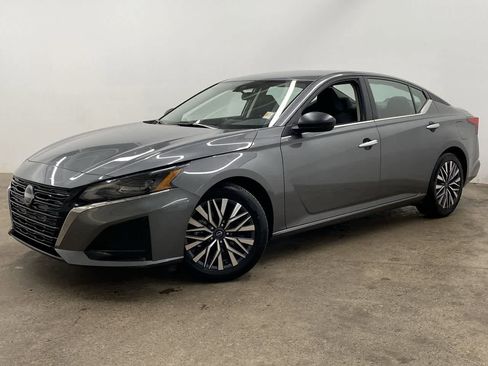 Used 2025 Nissan Altima 2.5 SV FWD image 1